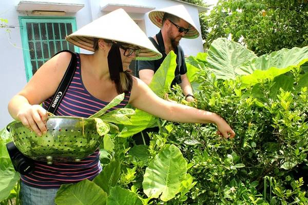 Du lịch Sài Gòn - Khách Tây như lạc vào thế giới của các loại cây.