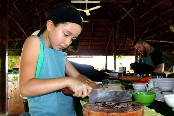 Du lịch Sài Gòn - Đầu bếp sẽ hướng dẫn du khách cách cắt các loại rau, củ sao cho đúng cách.