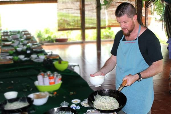 Du lịch Sài Gòn - Ông Jason một du khách đến từ Mỹ đang chăm chú học cách làm bánh xèo