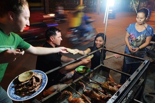 Anh Robert – một kỹ sư cơ khí, đã tự chế tạo ra máy móc để tạo nên những chiếc bánh taco tươi ngon chứ không hề mua bánh đông lạnh ở siêu thị. Anh Robert – một kỹ sư cơ khí, đã tự chế tạo ra máy móc để tạo nên những chiếc bánh taco tươi ngon chứ không hề mua bánh đông lạnh ở siêu thị.