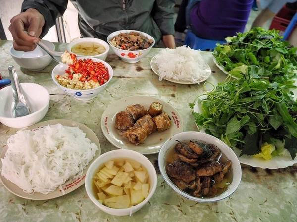 Bún chả Chỉ cần vào hàng chọn chỗ, thực khách có thể thấy ngay trên bàn có đủ rau thơm, chanh tỏi ớt, và phục vụ đem ra chả rán nóng hổi, đĩa bún và bát thịt nướng thơm ngon. Các nguyên liệu đều tươi, đầy đặn và giá phù hợp với khách du lịch bụi, thích khám phá ẩm thực địa phương. Địa chỉ gợi ý: Bún Chả Đắc Kim (số 1 Hàng Mành), Bún chả Hương Liên (số 24 Lê Văn Hưu).