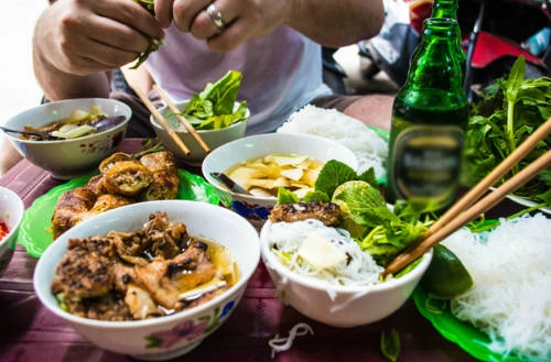 Thử bún chả ngay trên hè phố. Thử bún chả ngay trên hè phố.