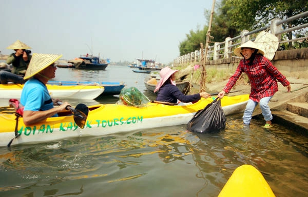 Thấy khách du lịch vớt được nhiều rác, thuyền khó di chuyển, chị Trần Thị Hà, phường Cẩm Châu (TP Hội An) đưa rác lên bờ cho vào thùng. “Ở đây người dân ý thức về rác thải chưa cao, nhiều người xả xuống sông. Chính quyền tuyên truyền rất nhiều lần nhưng không thấm vào đâu”, chị Hà cho hay.