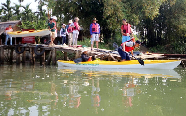 Hiện số lượng khách chưa nhiều, tour chỉ hoạt động vào các ngày cuối tuần. Du khách lên thuyền xuất phát từ sông Hoài, đoạn xã Cẩm Thanh vào trong phố cổ với quãng đường 6 km.