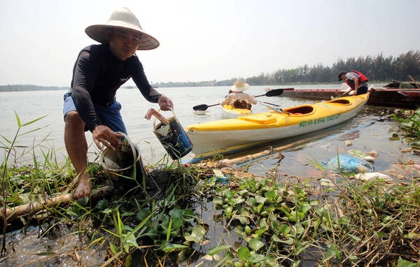 Theo anh Long, hiện có gần 40 thuyền kayak phục vụ du khách, mỗi tour khoảng 10 người tham gia. “Khi đi, chúng tôi hướng dẫn du khách cách chèo thuyền, đồng thời sử dụng các dụng cụ vớt rác”, anh nói và cho biết thuyền Kayak rất dễ chèo, ít khi bị lật vì giữ được thăng bằng.