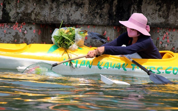 Thời gian qua, chính quyền Hội An có nhiều biện pháp bảo vệ môi trường các dòng sông phố cổ. Tuy nhiên, rất nhiều người dân, nhà hàng ven sông Hoài xả rác bừa bãi ra đây. Mỗi ngày có rất nhiều rác thải được người dân vứt trôi dạt trên mặt nước.