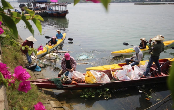 Trong quá trình vớt rác chất đầy thuyền, sẽ có thuyền chuyên dụng đến thu gom. Sau đó, rác được đưa đến bãi tập kết và công nhân môi trường thu dọn.