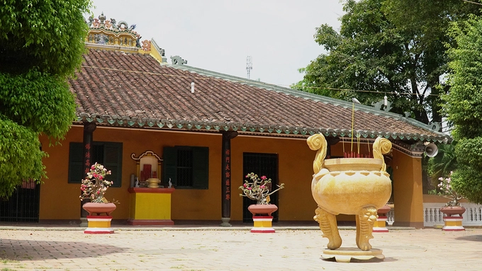 Nằm trên đường Lạc Long Quân, quận Tân Bình, chùa Giác Lâm được xây dựng từ số tiền quyên góp của cư sĩ Lý Thụy Long vào đời chúa Nguyễn Phúc Khoát. Nằm trên đường Lạc Long Quân, quận Tân Bình, chùa Giác Lâm được xây dựng từ số tiền quyên góp của cư sĩ Lý Thụy Long vào đời chúa Nguyễn Phúc Khoát.