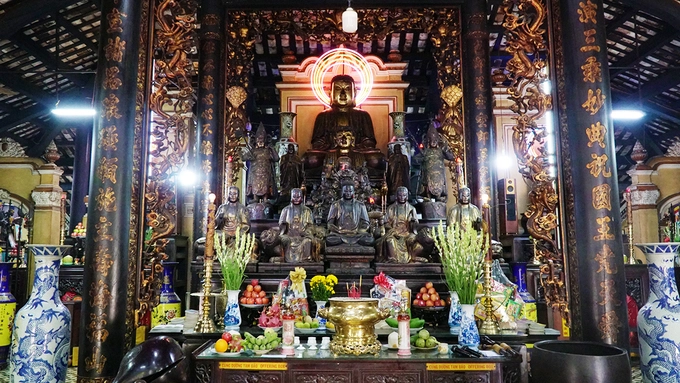 Chính điện được xây theo kiểu nhà dân gian truyền thống một gian hai chái, bốn cột chính hay còn gọi là tứ trụ. Bên trong điện khá rộng và sâu. Bên trong chùa có 98 cột chống đỡ, 113 pho tượng cổ là các tượng Quan Thế Âm, Thập Bát La Hán, Thập Điện Diêm Vương, Bồ Đề Đạt Ma và Long Vương. Chính điện được xây theo kiểu nhà dân gian truyền thống một gian hai chái, bốn cột chính hay còn gọi là tứ trụ. Bên trong điện khá rộng và sâu. Bên trong chùa có 98 cột chống đỡ, 113 pho tượng cổ là các tượng Quan Thế Âm, Thập Bát La Hán, Thập Điện Diêm Vương, Bồ Đề Đạt Ma và Long Vương.