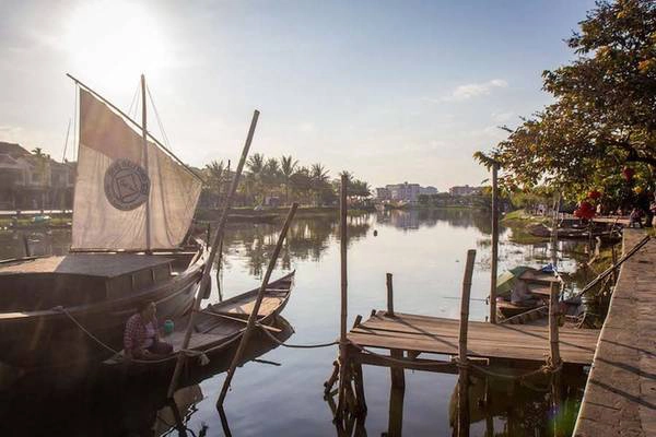 Hội An từng là một thương cảng phồn thịnh trong suốt thế kỷ 15 đến 19. Với lợi thế giáp biển, thành phố tạo ra dòng chảy thương mại qua châu Á, châu Âu. Các thương nhân người Hoa, người Nhật đến định cư càng làm thương nghiệp Hội An phát triển. Nhiều người từ khắp nơi trên thế giới đổ về mua bán, mặc cả và trung chuyển các món hàng sang thị trường khác.