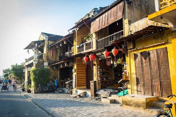 Thế nhưng mọi cảm xúc bối rối ban đầu đã bị xóa nhòa khi Michael đắm chìm trong vẻ đẹp thực sự của Hội An. “Sau thế kỷ 19, các thương nhân rời đi, Hội An bị bỏ rơi dưới góc độ thương mại. Nhưng nó cũng đồng nghĩa với việc Hội An đã thoát khỏi quá trình hiện đại hóa hay thay thế bởi những thiết bị công nghệ cao. Nhờ đó mà vẻ đẹp các căn nhà đến giờ vẫn được bảo tồn một cách tuyệt hảo”, Michael chia sẻ.