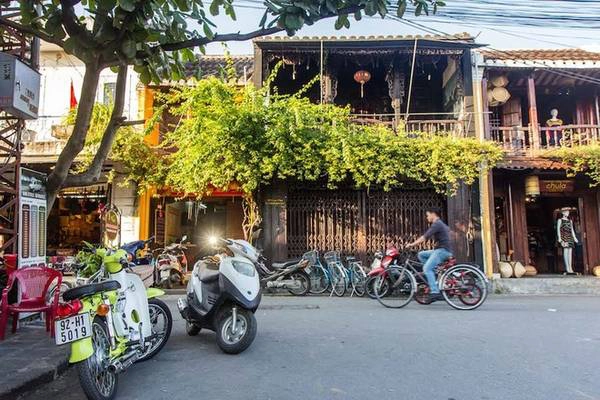 Theo anh, chính những tòa nhà này đã giúp Hội An dần khôi phục kinh tế. Thành phố mang vẻ đẹp pha trộn của nhiều loại kiến trúc, đặc biệt có ảnh hưởng của Trung Quốc và Nhật Bản trong thiết kế, nhất là ở phần mái nhà. Không những thế, kiến trúc nơi đây còn phảng phất văn hóa mà các thương nhân châu Âu đem tới trong suốt một thời gian dài.