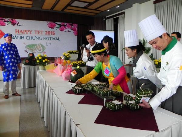 Ban giám khảo của Lễ hội bánh chưng 2015 gặp khó khăn khi chọn ra chiếc bánh đẹp nhất trong số những chiếc bánh "ngang tài ngang sức". goibanhchungtaimuine-ivivu-10