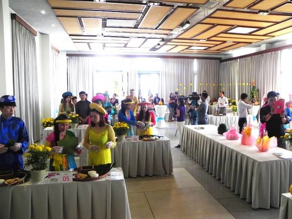 Sự kiện diễn trong hội trường khá rộng, những chiếc bàn được kê ngay ngắn, bên trên đều được chuẩn bị những mâm nguyên liệu để gói bánh. goibanhchungtaimuine-ivivu-3