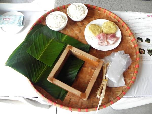 Nguyên liệu gói bánh chưng bao gồm gạo nếp đã được ngâm qua đêm, đậu xanh, thịt nạc, lá chuối, khuôn tạo hình và dây lạt... goibanhchungtaimuine-ivivu-4