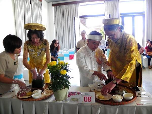 Cặp vợ chồng Sutter (Thụy Sĩ) đến nghỉ ngơi ở Mũi Né và ngay khi biết đến lễ hội này, họ đã cùng nhau đăng ký tham dự. goibanhchungtaimuine-ivivu-5