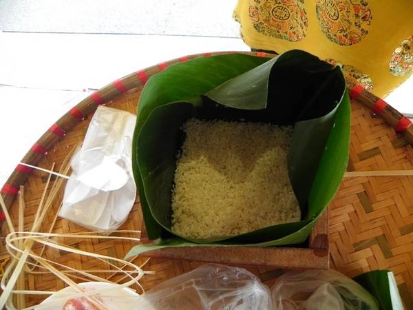 Sau khi lá được xếp gọn gàng, đổ gạo nếp vào, dùng tay ấn cho đều, tiếp đến là đậu xanh, rồi thịt nạc và một lớp đậu xanh khác. Cuối cùng kết thúc bằng chén gạo nếp thứ hai. goibanhchungtaimuine-ivivu-6
