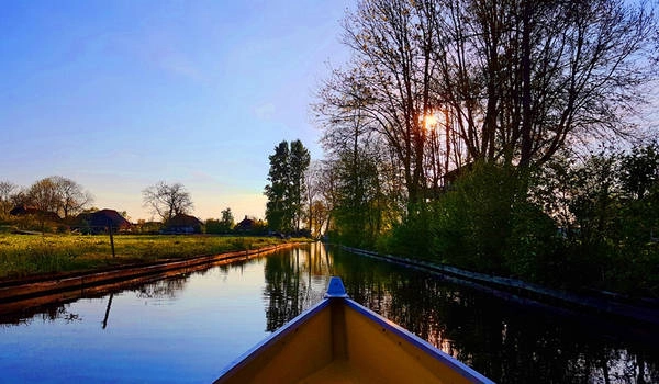 Mặt trời đổ bóng hoàng hôn mang lại cho Giethoorn nét đẹp thật lãng mạn. Mặt trời đổ bóng hoàng hôn mang lại cho Giethoorn nét đẹp thật lãng mạn.