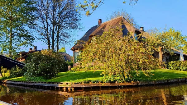 Giethoorn là một thị trấn thuộc tỉnh Overijssel, Hà Lan. Giethoorn được một nhóm di cư tử Địa Trung Hải tìm ra từ những năm 1230. Cái tên Giethoorn xuất phát từ khám phá của những cư dân đầu tiên, họ tìm thấy hàng trăm chiếc sừng dê (gietehorens) là hậu quả của trận lũ lịch sử vào thế kỷ thứ 10. Giethoorn là một thị trấn thuộc tỉnh Overijssel, Hà Lan. Giethoorn được một nhóm di cư tử Địa Trung Hải tìm ra từ những năm 1230. Cái tên Giethoorn xuất phát từ khám phá của những cư dân đầu tiên, họ tìm thấy hàng trăm chiếc sừng dê (gietehorens) là hậu quả của trận lũ lịch sử vào thế kỷ thứ 10.