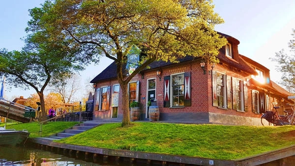 Người dân ở Giethoorn rất xem trọng sự tĩnh lặng và một cuộc sống bình yên, nên nếu bạn có đến thăm ngôi làng, hãy tôn trọng văn hóa bản địa. Người dân ở Giethoorn rất xem trọng sự tĩnh lặng và một cuộc sống bình yên, nên nếu bạn có đến thăm ngôi làng, hãy tôn trọng văn hóa bản địa.