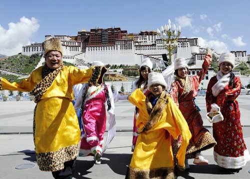 Người dân nhảy múa trước điện Potala ngày 5.8.2013