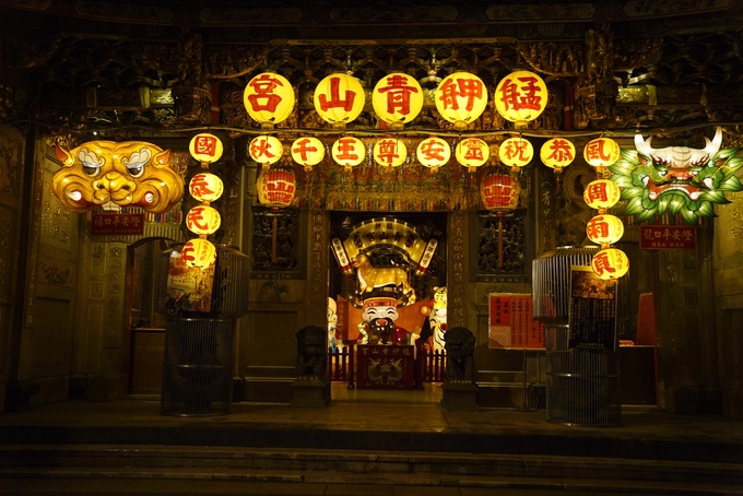 Một ngôi miếu ở Ximending vào ban đêm, mở cửa và thắp đèn cả đêm để người dân đến viếng vào dịp đầu năm.
