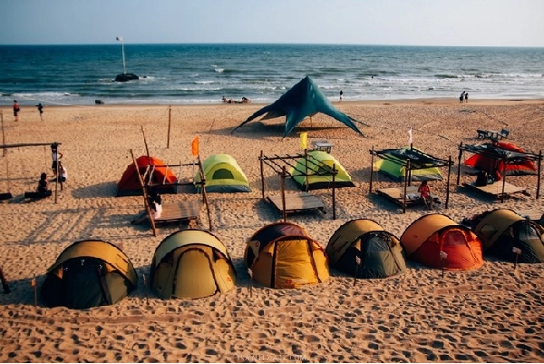 Lều ngủ sát bãi biển.Ảnh: cocobeachcamp