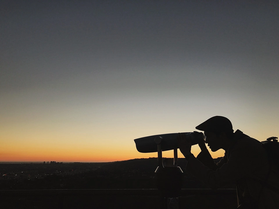 Griffith Park: Đây là nơi Mia và Sebastian nhảy theo giai điệu A Lovely Night dưới ánh hoàng hôn lãng mạn trong bộ phim “La La Land” nổi tiếng. Công viên Griffith nổi tiếng tại Los Angeles khiến tôi choáng ngợp bởi không gian rộng lớn, tọa lạc ở cuối dãy núi Santa Monica. Bạn không nên bỏ qua Đài quan sát Griffith khi tới thăm nơi đây, tôi có thể chiêm ngưỡng thành phố lung linh khi về đêm từ trên cao. Griffith Park: Đây là nơi Mia và Sebastian nhảy theo giai điệu A Lovely Night dưới ánh hoàng hôn lãng mạn trong bộ phim “La La Land” nổi tiếng. Công viên Griffith nổi tiếng tại Los Angeles khiến tôi choáng ngợp bởi không gian rộng lớn, tọa lạc ở cuối dãy núi Santa Monica. Bạn không nên bỏ qua Đài quan sát Griffith khi tới thăm nơi đây, tôi có thể chiêm ngưỡng thành phố lung linh khi về đêm từ trên cao.
