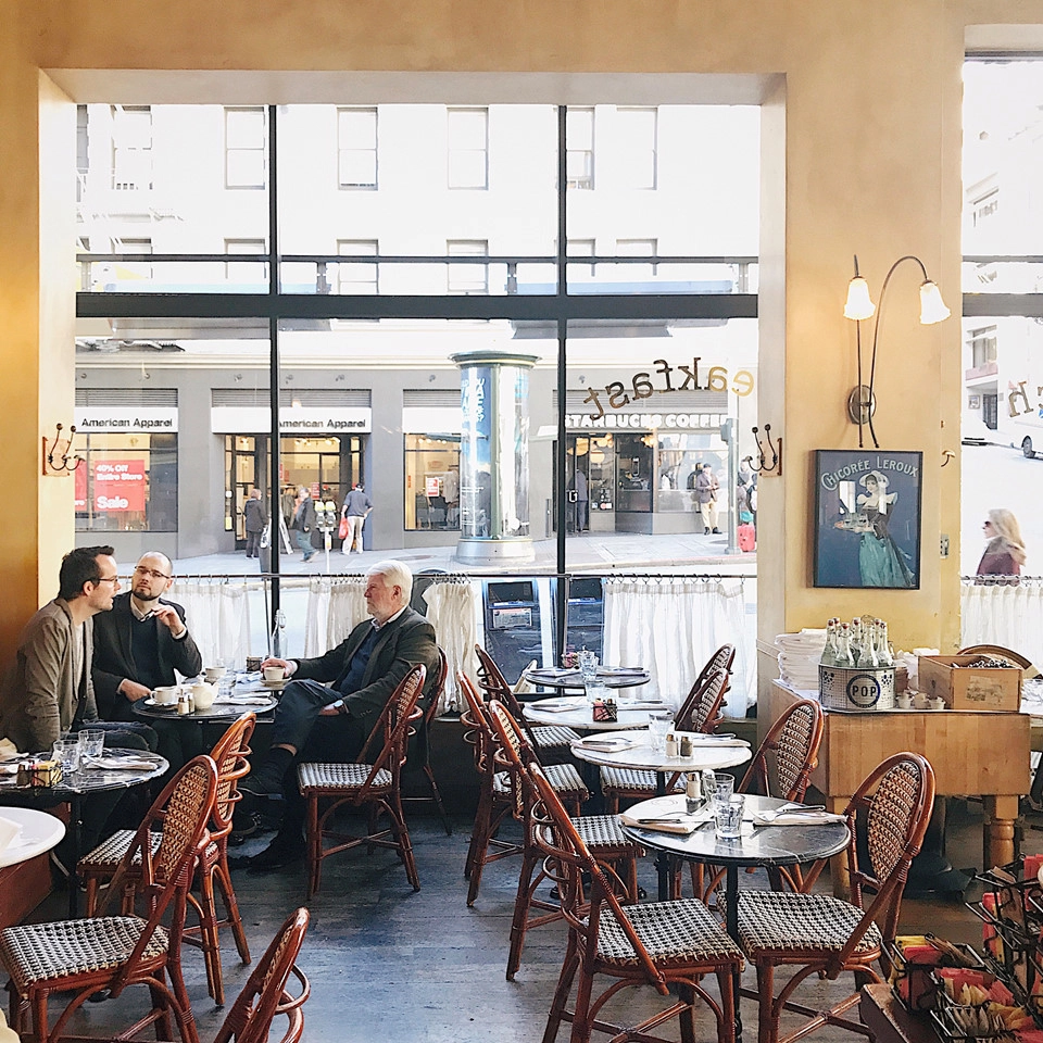 Café de la Presse: Quán cà phê mang phong cách Paris ở San Francisco. Khi tới đây, Đại thưởng thức ly cappuccino nóng và ngắm nhìn mọi người qua những khung cửa kính để tận hưởng sự bình yên của một buổi sáng tại San Francisco. Café de la Presse: Quán cà phê mang phong cách Paris ở San Francisco. Khi tới đây, Đại thưởng thức ly cappuccino nóng và ngắm nhìn mọi người qua những khung cửa kính để tận hưởng sự bình yên của một buổi sáng tại San Francisco.