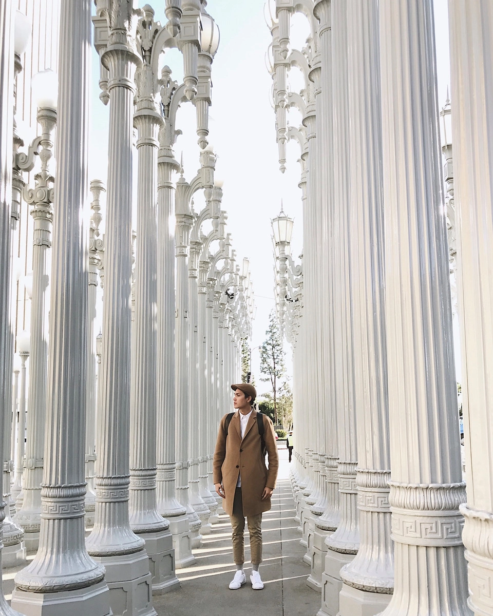 LACMA Los Angeles County Museum of Art: Một trong những kho chứa nghệ thuật cổ xưa và hiện đại toàn diện nhất tọa lạc ở trung tâm khu vực văn hóa của Los Angeles trên Đại lộ Wilshire. Các phòng trưng bày của bảo tàng có hơn 100.000 hiện vật, niên đại từ thời cổ đại cho đến ngày nay. Nếu tới đây vào tối thứ sáu, bạn sẽ được thưởng thức buổi biểu diễn nhạc jazz tại bảo tàng. LACMA Los Angeles County Museum of Art: Một trong những kho chứa nghệ thuật cổ xưa và hiện đại toàn diện nhất tọa lạc ở trung tâm khu vực văn hóa của Los Angeles trên Đại lộ Wilshire. Các phòng trưng bày của bảo tàng có hơn 100.000 hiện vật, niên đại từ thời cổ đại cho đến ngày nay. Nếu tới đây vào tối thứ sáu, bạn sẽ được thưởng thức buổi biểu diễn nhạc jazz tại bảo tàng.