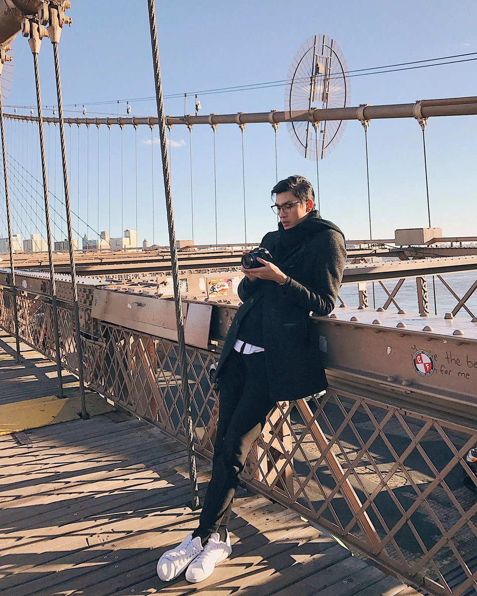 Brooklyn Bridge: Brooklyn là cây cầu treo lâu đời ở Mỹ. Đây là địa điểm Đại nhất định phải đến để chụp một tấm hình với cây cầu này. Trải qua nhiều thăng trầm của thời gian, cây cầu Brooklyn trở thành một biểu tượng của New York. Phóng tầm mắt ra xa, mọi khung cảnh tuyệt vời hiện ra trước mắt, là vịnh Thượng ở hướng nam, về hướng bắc sẽ thấy được Manhattan và cầu Williamsburd. Vào những ngày trời quang đãng, bạn có thể ngắm tượng Nữ thần Tự Do từ xa. Brooklyn Bridge: Brooklyn là cây cầu treo lâu đời ở Mỹ. Đây là địa điểm Đại nhất định phải đến để chụp một tấm hình với cây cầu này. Trải qua nhiều thăng trầm của thời gian, cây cầu Brooklyn trở thành một biểu tượng của New York. Phóng tầm mắt ra xa, mọi khung cảnh tuyệt vời hiện ra trước mắt, là vịnh Thượng ở hướng nam, về hướng bắc sẽ thấy được Manhattan và cầu Williamsburd. Vào những ngày trời quang đãng, bạn có thể ngắm tượng Nữ thần Tự Do từ xa.