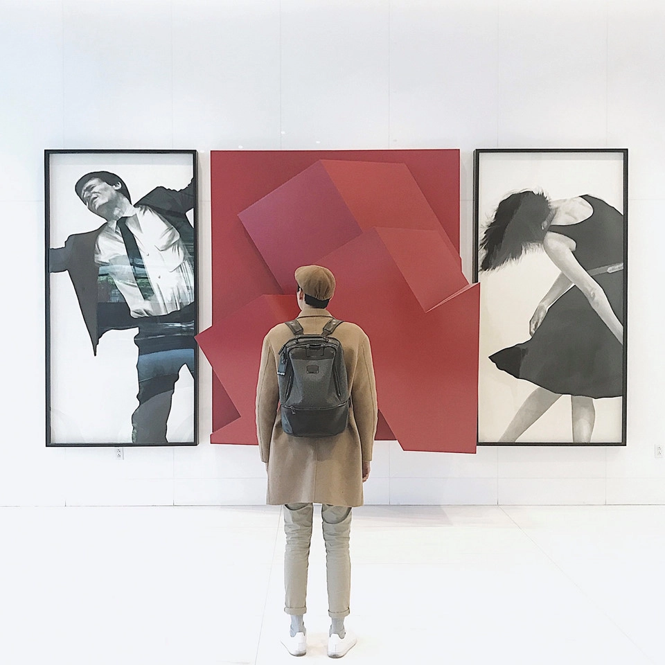 De Young Museum: “Đừng bỏ lỡ bảo tàng De Young khi đặt chân đến Mỹ” là câu nói tôi được nghe rất nhiều khi bắt đầu chuyến khám phá đất nước xinh đẹp này. Như một chuyến hành trình khám phá lịch sử thế giới, Đại có cơ hội được chiêm ngưỡng qua những tác phẩm của những nghệ sĩ trở thành biểu tượng của Mỹ như John Copley, Frederick Church và Thomas Hovenden. Đặc biệt là bộ sưu tập dệt may lớn nhất Mỹ tại De Young, những sản phẩm cao cấp của Dior và Channel tại đây. De Young Museum: “Đừng bỏ lỡ bảo tàng De Young khi đặt chân đến Mỹ” là câu nói tôi được nghe rất nhiều khi bắt đầu chuyến khám phá đất nước xinh đẹp này. Như một chuyến hành trình khám phá lịch sử thế giới, Đại có cơ hội được chiêm ngưỡng qua những tác phẩm của những nghệ sĩ trở thành biểu tượng của Mỹ như John Copley, Frederick Church và Thomas Hovenden. Đặc biệt là bộ sưu tập dệt may lớn nhất Mỹ tại De Young, những sản phẩm cao cấp của Dior và Channel tại đây.