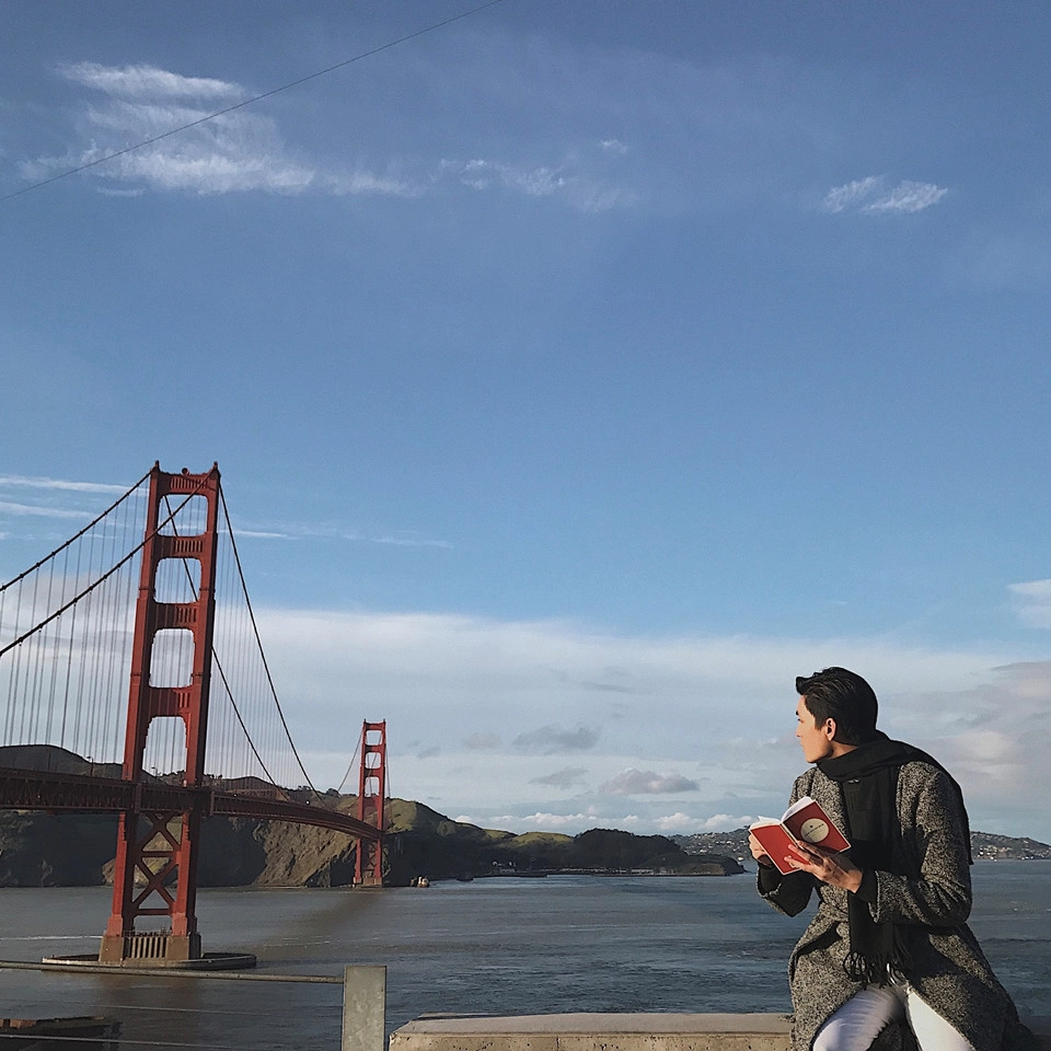 Golden Gate Bridge: Bạn không nên bỏ qua cây cầu nổi tiếng này khi tới Mỹ. Khoác lên mình chiếc áo da cam lai đỏ, Golden Gate toát ra vẻ đẹp hùng vĩ, rực rỡ nổi bật trên nền biển xanh trong những ngày nắng đẹp hay không kém phần bí ẩn, quyến rũ khi được bao phủ bởi nền sương khói mờ ảo. Golden Gate Bridge: Bạn không nên bỏ qua cây cầu nổi tiếng này khi tới Mỹ. Khoác lên mình chiếc áo da cam lai đỏ, Golden Gate toát ra vẻ đẹp hùng vĩ, rực rỡ nổi bật trên nền biển xanh trong những ngày nắng đẹp hay không kém phần bí ẩn, quyến rũ khi được bao phủ bởi nền sương khói mờ ảo.