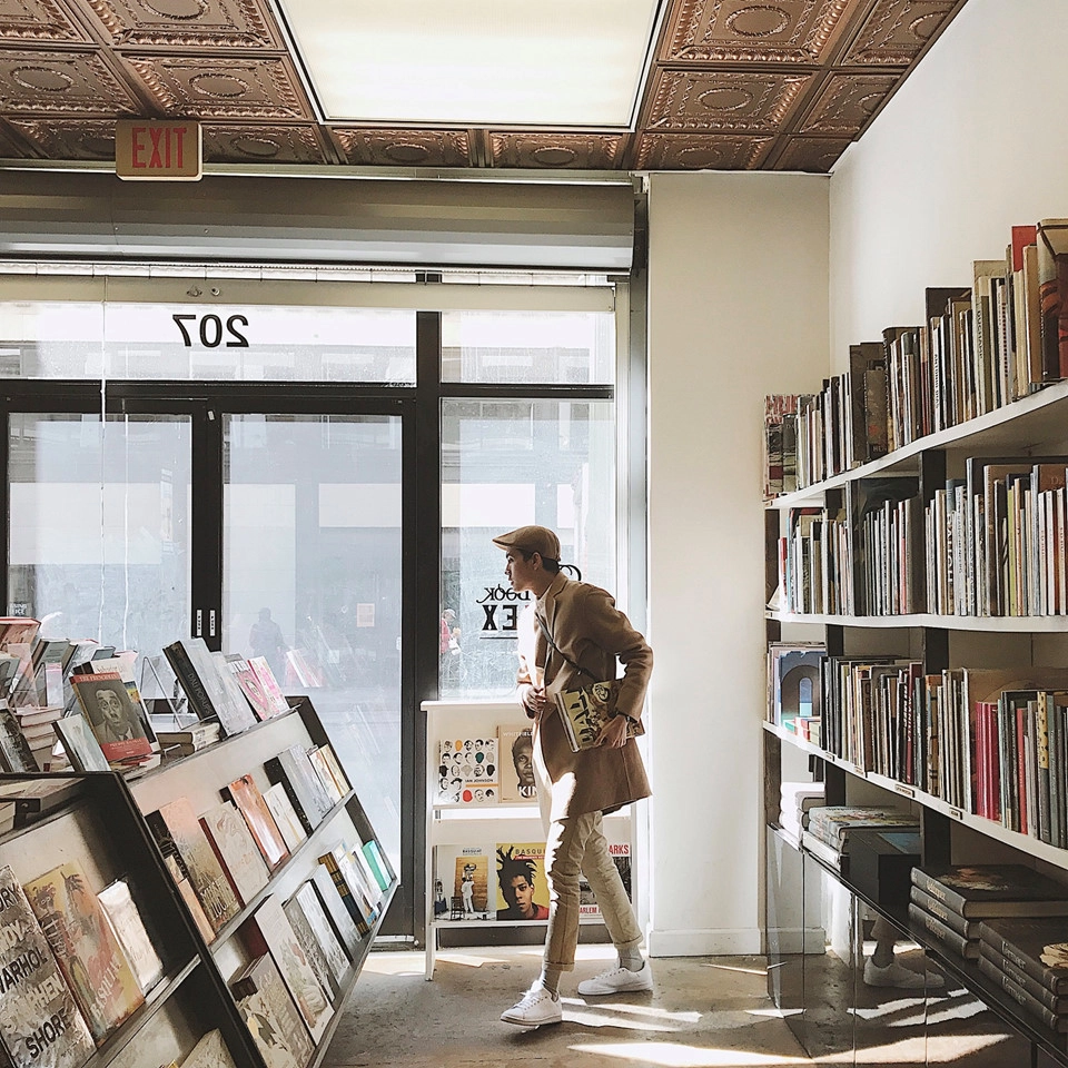 The Last Book Store: Nơi đây khiến Đại như lạc vào một mê cung của nguồn kiến thức bất tận. The Last Book Store có không gian rộng lớn với những cây cột vững chãi cùng cách bày trí sáng tạo, đầy màu sắc của một trong những “thiên đường” dành cho những người yêu sách trên thế giới. Đại còn kịp sở hữu cho mình một vài cuốn sách với giá chỉ 1 USD. The Last Book Store: Nơi đây khiến Đại như lạc vào một mê cung của nguồn kiến thức bất tận. The Last Book Store có không gian rộng lớn với những cây cột vững chãi cùng cách bày trí sáng tạo, đầy màu sắc của một trong những “thiên đường” dành cho những người yêu sách trên thế giới. Đại còn kịp sở hữu cho mình một vài cuốn sách với giá chỉ 1 USD.