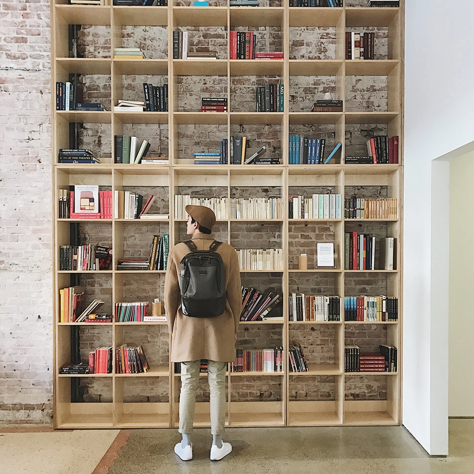 Blue Bottle Coffee: Quán cà phê nằm giữa lòng New York nhộn nhịp. Chọn một chỗ ngồi bên cửa sổ, bạn có thể nhìn ra bên ngoài và ngắm phố xá ồn ào, đông đúc trong khi thưởng thức loại cà phê yêu thích của mình. Blue Bottle Coffee: Quán cà phê nằm giữa lòng New York nhộn nhịp. Chọn một chỗ ngồi bên cửa sổ, bạn có thể nhìn ra bên ngoài và ngắm phố xá ồn ào, đông đúc trong khi thưởng thức loại cà phê yêu thích của mình.