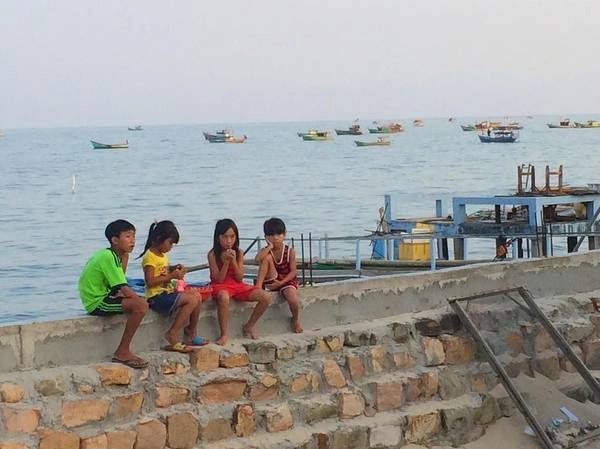 Những đứa trẻ ở làng chài. Ảnh: teerhi Những đứa trẻ ở làng chài. Ảnh: teerhi