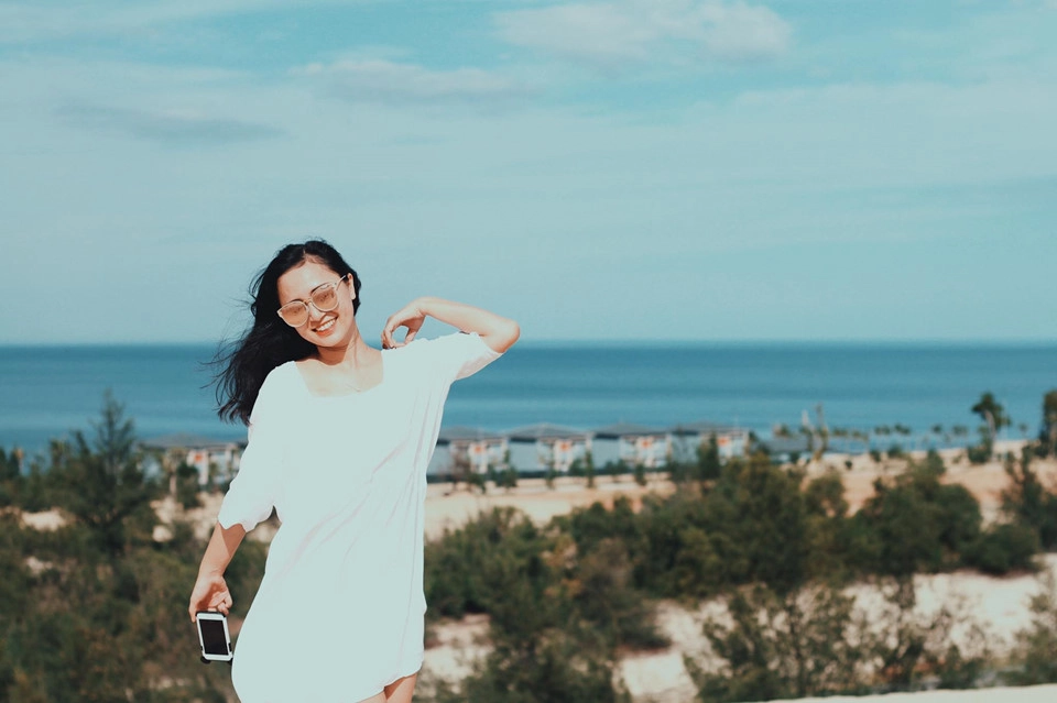 Đồi cát Quang Phú (Quảng Bình): Ngoài những địa danh nổi tiếng như động Thiên Đường, suối nước Mọc, sông Chày hang tối… Quang Phú là thiên đường cát lý tưởng để check-in, sống ảo tuyệt vời cho những người yêu thích nhiếp ảnh. Đến đây, bạn sẽ bị cuốn hút bởi vẻ đẹp tĩnh lặng, hoang sơ mà chẳng kém phần quyến rũ. Ảnh: Thùy Linh. Đồi cát Quang Phú (Quảng Bình): Ngoài những địa danh nổi tiếng như động Thiên Đường, suối nước Mọc, sông Chày hang tối… Quang Phú là thiên đường cát lý tưởng để check-in, sống ảo tuyệt vời cho những người yêu thích nhiếp ảnh. Đến đây, bạn sẽ bị cuốn hút bởi vẻ đẹp tĩnh lặng, hoang sơ mà chẳng kém phần quyến rũ. Ảnh: Thùy Linh.