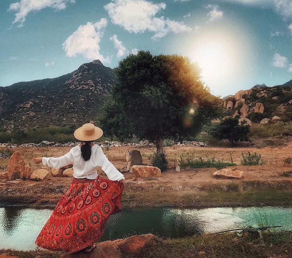 Đồi cát Mũi Dinh (Ninh Thuận): Di chuyển từ trung tâm thành phố Phan Rang - Tháp Chàm (Ninh Thuận) khoảng 30 km theo hướng nam, khung cảnh hiện ra trước mắt bạn là bãi cát vàng, những hòn núi đá nhấp nhô, tạo nên không gian bí ẩn, hoang vu, hấp dẫn đến lạ. Ảnh: Lê Hà Trúc. Đồi cát Mũi Dinh (Ninh Thuận): Di chuyển từ trung tâm thành phố Phan Rang - Tháp Chàm (Ninh Thuận) khoảng 30 km theo hướng nam, khung cảnh hiện ra trước mắt bạn là bãi cát vàng, những hòn núi đá nhấp nhô, tạo nên không gian bí ẩn, hoang vu, hấp dẫn đến lạ. Ảnh: Lê Hà Trúc.