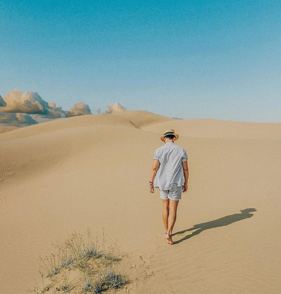 Đồi cát Nam Cương (Ninh Thuận): Cách thành phố Phan Rang khoảng 8 km về phía đông nam, đồi cát Nam Cương là địa điểm chưa được khai thác du lịch nhiều. Có lẽ, chính vẻ bình dị và mộc mạc đó đã hấp dẫn nhiều vị khách đến đây. Bạn có thể thử cảm giác bước đi trên đồi cát mịn màng như nhung để sớm mai, ngọn gió biển làm tan biến những dấu chân trần để lại. Ảnh: _iamkoo5. Đồi cát Nam Cương (Ninh Thuận): Cách thành phố Phan Rang khoảng 8 km về phía đông nam, đồi cát Nam Cương là địa điểm chưa được khai thác du lịch nhiều. Có lẽ, chính vẻ bình dị và mộc mạc đó đã hấp dẫn nhiều vị khách đến đây. Bạn có thể thử cảm giác bước đi trên đồi cát mịn màng như nhung để sớm mai, ngọn gió biển làm tan biến những dấu chân trần để lại. Ảnh: _iamkoo5.