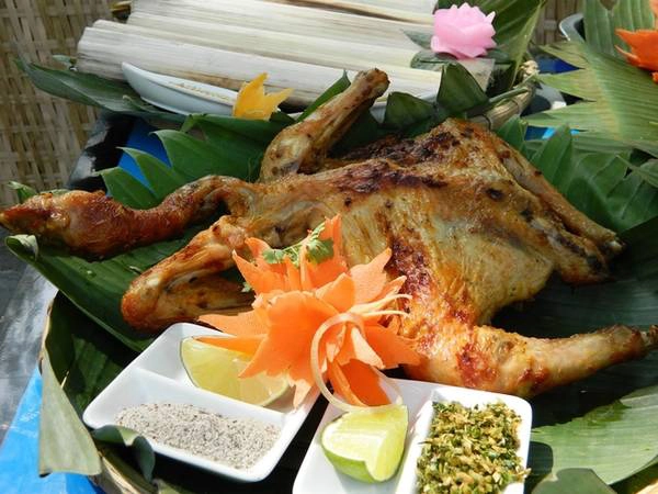 Để có những con gà nướng ngon, hợp lòng du khách, người dân Bản Đôn phải rất công phu nuôi chọn gà và có cách làm món riêng. Để có những con gà nướng ngon, hợp lòng du khách, người dân Bản Đôn phải rất công phu nuôi chọn gà và có cách làm món riêng.
