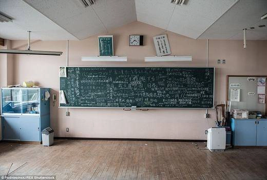   Một lớp học vẫn còn chi chít chữ trên bảng. (Ảnh: Arkadiusz Podniesinski)