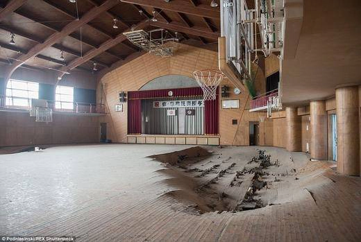 Một phòng học thể dục bị động đất làm sụp. (Ảnh: Arkadiusz Podniesinski)