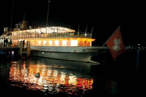 Du thuyền trên hồ Geneve về đêm Du thuyền trên hồ Geneve về đêm