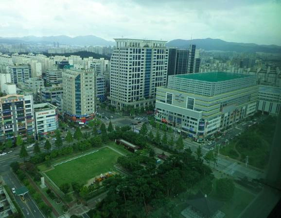 Daejeon mang vẻ đẹp tươi trẻ, nhẹ nhàng, hết sức duyên dáng của một thành phố trẻ. Daejeon mang vẻ đẹp tươi trẻ, nhẹ nhàng, hết sức duyên dáng của một thành phố trẻ.