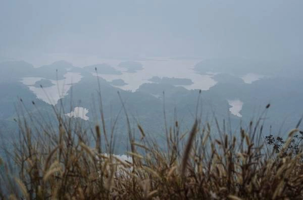 Vùng đất Tây Nguyên nổi tiếng với những đồi cà phê bát ngàn thường xuyên được bao phủ bởi sương mù dày đặc. Hồ Tà Đùng hiện ra mờ ảo trong màn sương khói bốc lên từ hồ, với hàng chục đảo lớn nhỏ phía trong lòng hồ được bao bọc giữa các dãy núi.