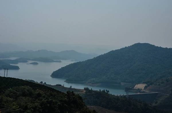 Đến giữa trưa, sương mù vẫn thấp thoáng quanh những ngọn núi. Hồ Tà Đùng thật ra là một hồ thủy điện Trị An 3. Từ góc này, bạn có thể thấy được đập thủy điện.