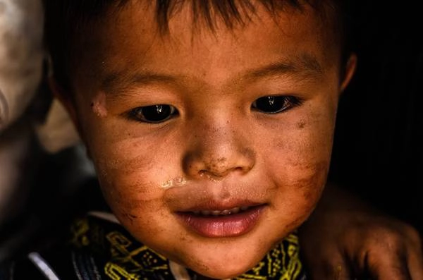 Vẫn vẻ dễ thương ngây ngô, khuôn mặt tèm nhem, trẻ em dân tộc H’Mông ở Đắk Nông và người H’Mông ở Sa Pa gần như không khác gì nhau.