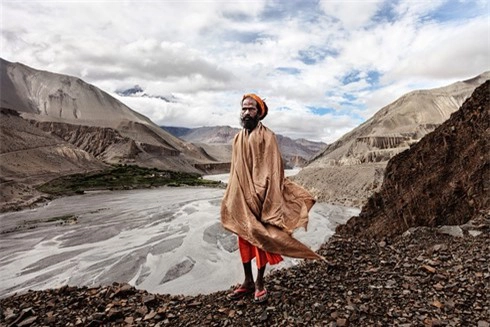 Một giáo sĩ đạo Hindu đứng bên sông Kali Gandaki trước khitiến vào vùng đất Mustang