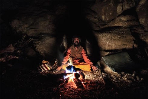 Một giáo sĩ đạo Hindu đang ngồi thiền trong hangRanbyung, trong một ngọn núi ở dãy Himalya
