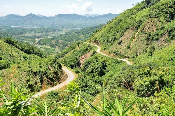 Đèo Long Môn. Ảnh: Chế Trung Hiếu